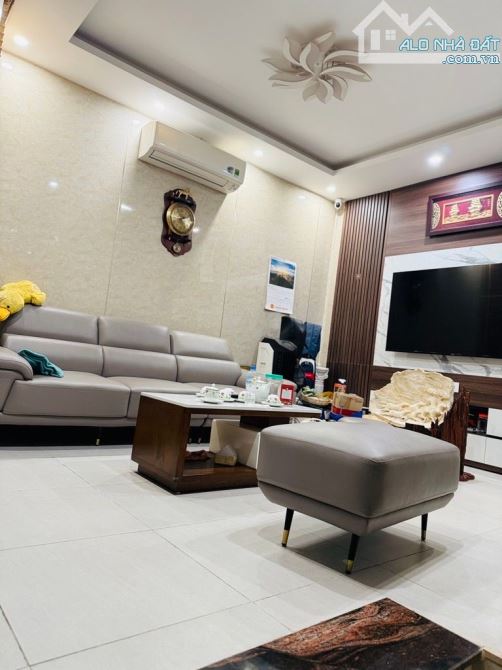 BÁN NHÀ HÀNG CHÁO DT 37M - 6 TẦNG -MT 7M - GẦN PHỐ -