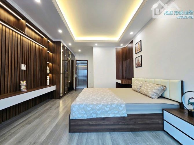 Bán nhà Ngã Tư Sở, 11 tỷ, 5 tầng, dt: 42m2, mt: 4m, ô tô, Thanh Xuân