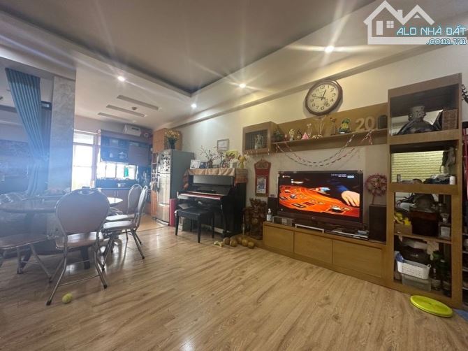 Bán chung cư 18 Tam Trinh(Ngã tư Minh Khai VTC TamTrinh)lô góc 3 ngủ 2vs 105m2 gần Timecit