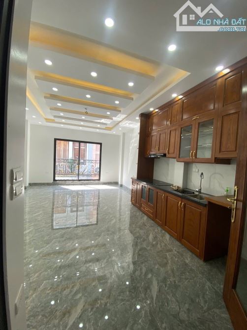 Bán nhà phố Nguyễn Đình Hoàn - Cầu Giấy - 6 tầng - Thang máy Oto vào nhà - 17.9 tỷ.