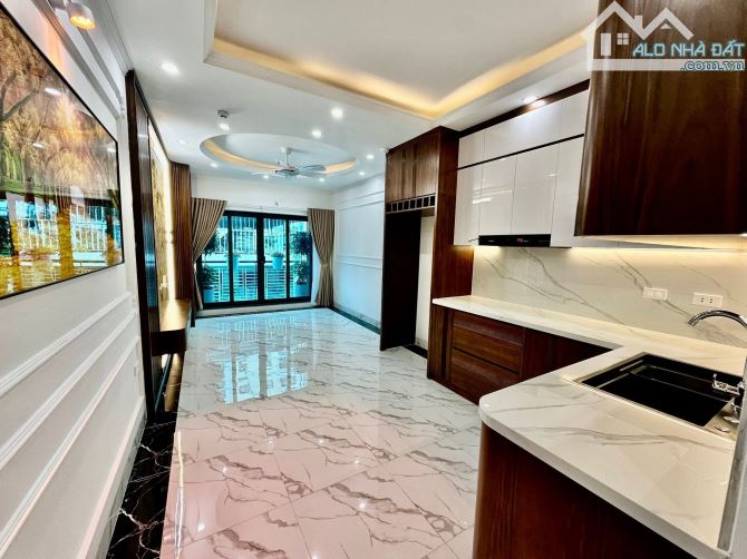 Bán nhà Hoàng Đạo Thành - Thanh Xuân - 8 tầng - Phân lô - Vỉa hè - Oto tránh - 20.8 tỷ.