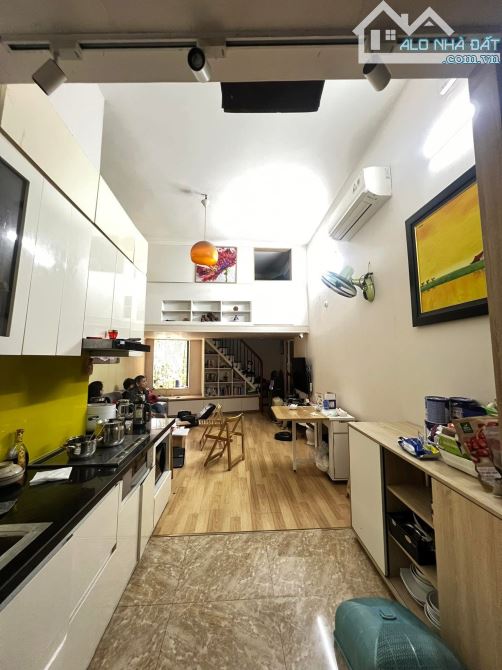 BÁN CĂN HỘ TẬP THỂ LÊ THÁI TỔ HOÀN KIẾM - 90M 3PN- 3 TẦNG VIEW HỒ GƯƠM SĐCC NHÀ ĐẸP Ở NGAY