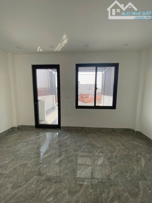 Bán nhà phố Nguyễn Đình Hoàn - Cầu Giấy - 6 tầng - Thang máy Oto vào nhà - 17.9 tỷ.