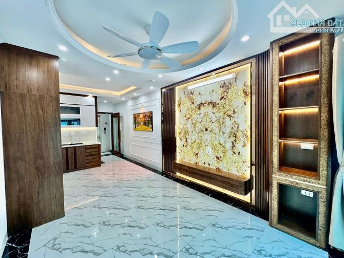 Bán nhà Hoàng Đạo Thành - Thanh Xuân - 8 tầng - Phân lô - Vỉa hè - Oto tránh - 20.8 tỷ.