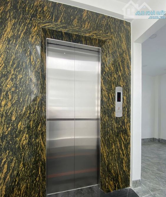 Bán nhà phố Nguyễn Đình Hoàn - Cầu Giấy - 6 tầng - Thang máy Oto vào nhà - 17.9 tỷ.