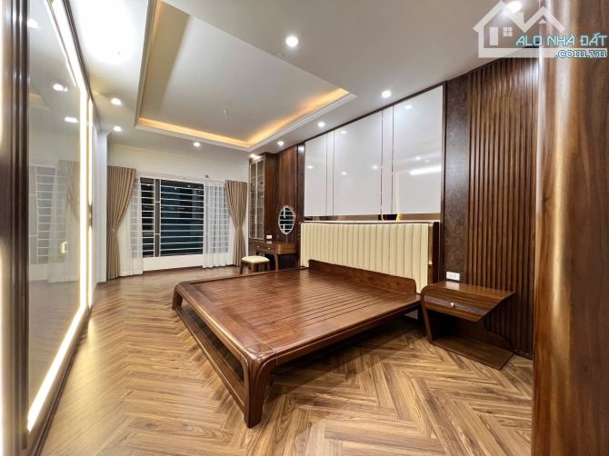 Bán nhà Hoàng Đạo Thành - Thanh Xuân - 8 tầng - Phân lô - Vỉa hè - Oto tránh - 20.8 tỷ.