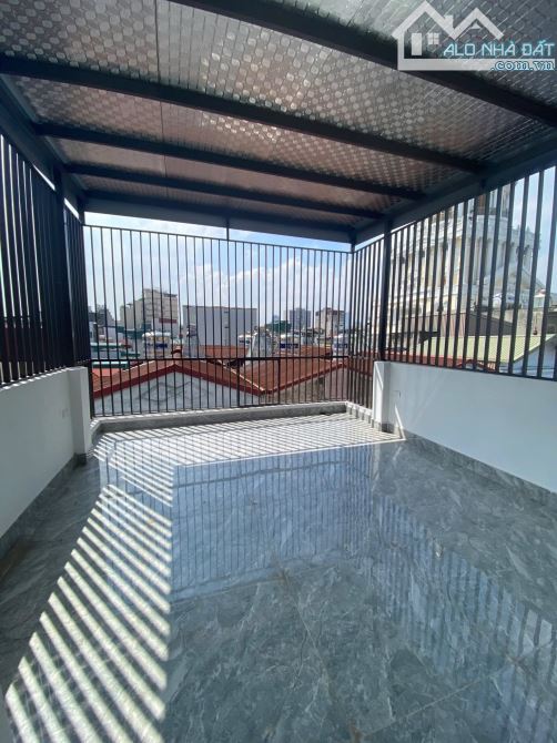 Bán nhà phố Nguyễn Đình Hoàn - Cầu Giấy - 6 tầng - Thang máy Oto vào nhà - 17.9 tỷ.