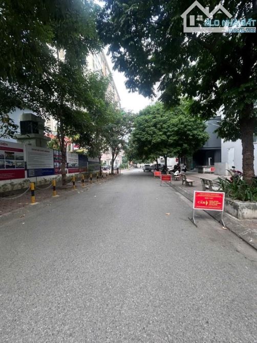 Bán chung cư 18 Tam Trinh(Ngã tư Minh Khai VTC TamTrinh)lô góc 3 ngủ 2vs 105m2 gần Timecit - 7