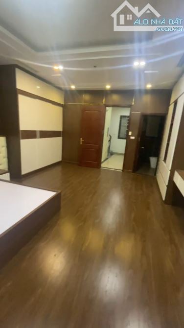 HOÀNG CẦU QUẬN ỦY ĐỐNG ĐA - GẦN VƯỜN HOA 1/6 - GARA Ô TÔ - 7 TẦNG THANG MÁY - MT 5M