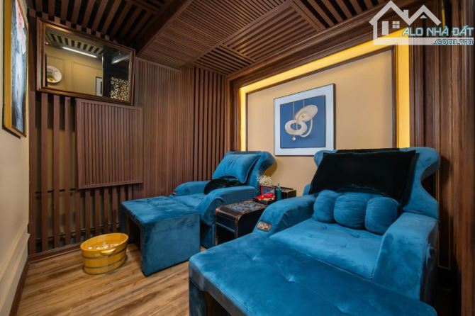 Bán toà khách sạn mặt phố Nguyễn Trường Tộ 230m2, xây 16 tầng, mặt tiền 12m, giá 200 tỷ