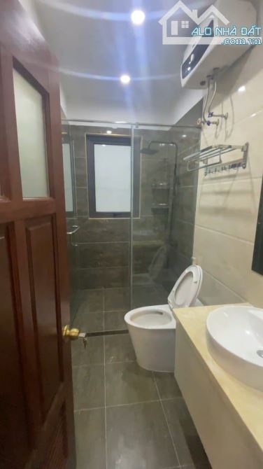 HOÀNG CẦU QUẬN ỦY ĐỐNG ĐA - GẦN VƯỜN HOA 1/6 - GARA Ô TÔ - 7 TẦNG THANG MÁY - MT 5M