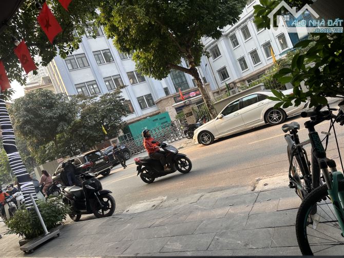 Mặt phố Vip-Dân xây- dòng tiền ổn - bất chấp qui hoạch