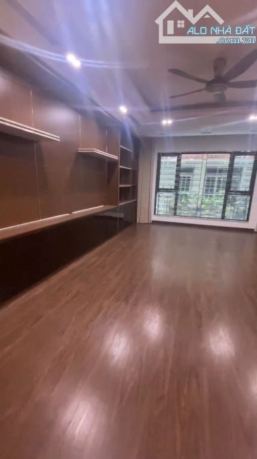 HOÀNG CẦU QUẬN ỦY ĐỐNG ĐA - GẦN VƯỜN HOA 1/6 - GARA Ô TÔ - 7 TẦNG THANG MÁY - MT 5M