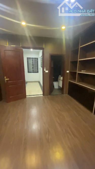 HOÀNG CẦU QUẬN ỦY ĐỐNG ĐA - GẦN VƯỜN HOA 1/6 - GARA Ô TÔ - 7 TẦNG THANG MÁY - MT 5M