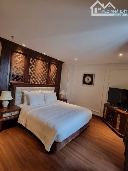 Bán toà khách sạn mặt phố Nguyễn Trường Tộ 230m2, xây 16 tầng, mặt tiền 12m, giá 200 tỷ