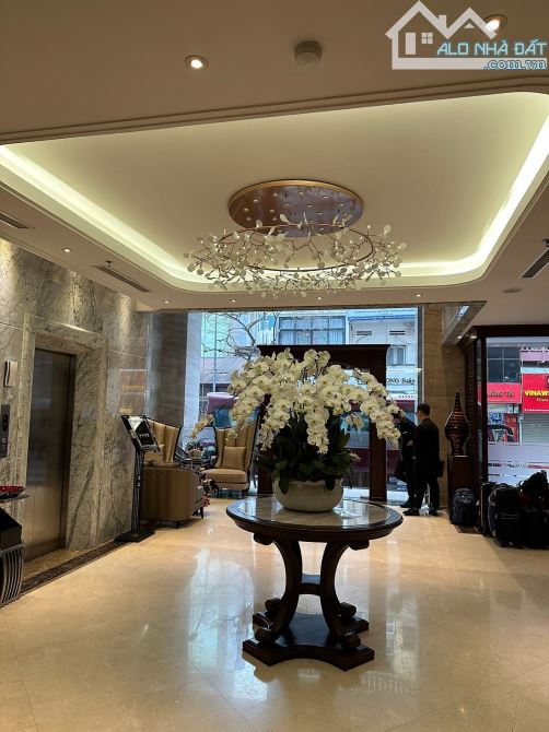 Bán toà khách sạn mặt phố Nguyễn Trường Tộ 230m2, xây 16 tầng, mặt tiền 12m, giá 200 tỷ