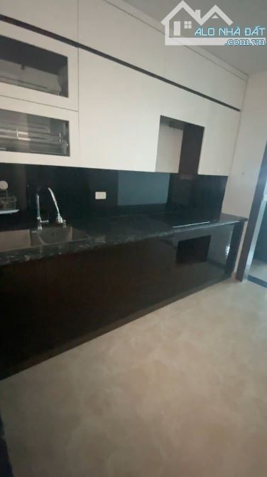 HOÀNG CẦU QUẬN ỦY ĐỐNG ĐA - GẦN VƯỜN HOA 1/6 - GARA Ô TÔ - 7 TẦNG THANG MÁY - MT 5M