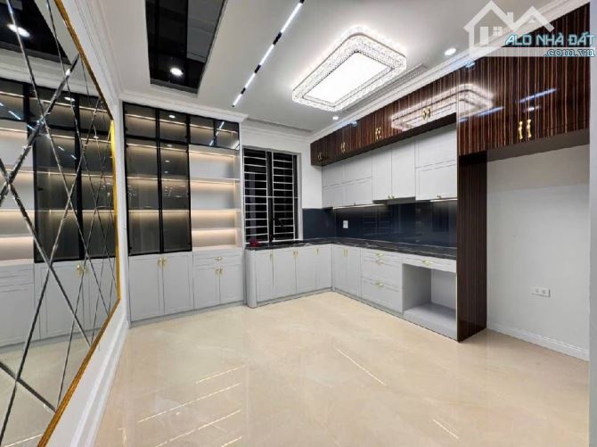 PHÂN LÔ HOÀNG QUỐC VIỆT -  7 TẦNG  - THANG MÁY -  TRƯỚC NHÀ Ô TÔ TRÁNH -  NGỦ TRONG NHÀ