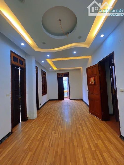 BÁN GẤP BIỆT THỰ -LÔ GÓC 2 THOÁNG - DÂN XÂY - NGÕ THÔNG - Ô TÔ QUA NHÀ- MẶT TIỀN SIÊU ĐẸP