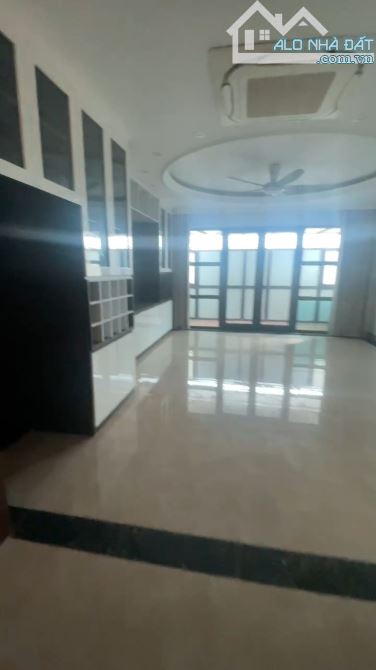 HOÀNG CẦU QUẬN ỦY ĐỐNG ĐA - GẦN VƯỜN HOA 1/6 - GARA Ô TÔ - 7 TẦNG THANG MÁY - MT 5M