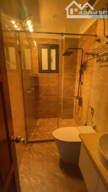 HOÀNG CẦU QUẬN ỦY ĐỐNG ĐA - GẦN VƯỜN HOA 1/6 - GARA Ô TÔ - 7 TẦNG THANG MÁY - MT 5M