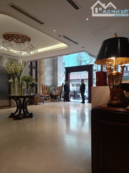 Bán toà khách sạn mặt phố Nguyễn Trường Tộ 230m2, xây 16 tầng, mặt tiền 12m, giá 200 tỷ