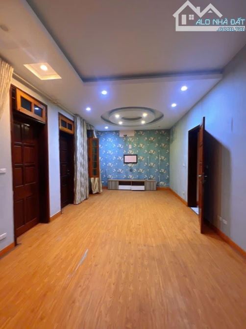 BÁN GẤP BIỆT THỰ -LÔ GÓC 2 THOÁNG - DÂN XÂY - NGÕ THÔNG - Ô TÔ QUA NHÀ- MẶT TIỀN SIÊU ĐẸP