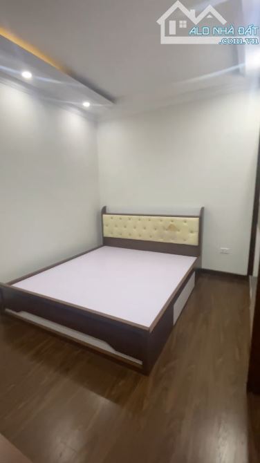 HOÀNG CẦU QUẬN ỦY ĐỐNG ĐA - GẦN VƯỜN HOA 1/6 - GARA Ô TÔ - 7 TẦNG THANG MÁY - MT 5M