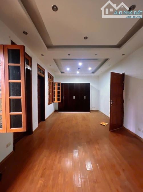 BÁN GẤP BIỆT THỰ -LÔ GÓC 2 THOÁNG - DÂN XÂY - NGÕ THÔNG - Ô TÔ QUA NHÀ- MẶT TIỀN SIÊU ĐẸP