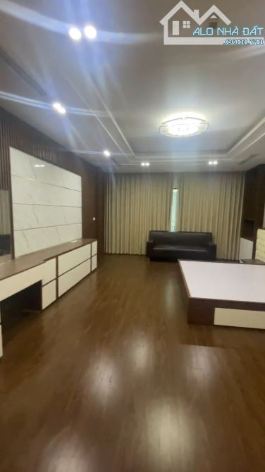 HOÀNG CẦU QUẬN ỦY ĐỐNG ĐA - GẦN VƯỜN HOA 1/6 - GARA Ô TÔ - 7 TẦNG THANG MÁY - MT 5M