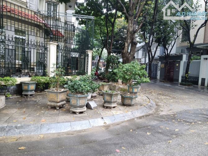 Bán nhà góc 2 mặt tiền khu ĐTM Cầu Giấy ngay Trần Thái Tông giá 127 tỷ