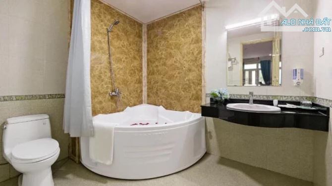 Bán khách sạn mặt phố Hàng Bè, 79m2, 5 tầng, mặt tiền 5.4m, 77.6 tỷ, kinh doanh đỉnh