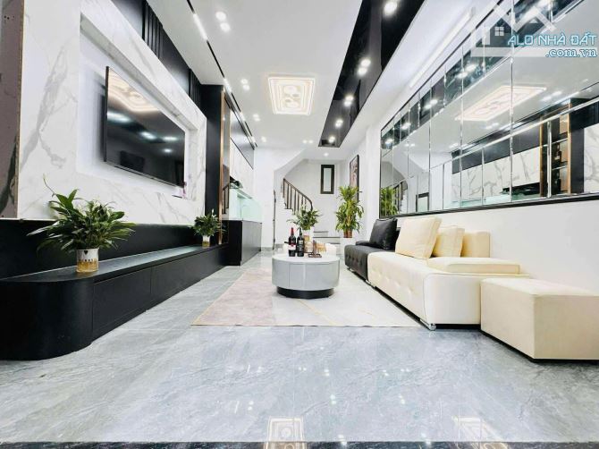 Nhà mới đẹp , đường Võ Chí Công , Cầu Giấy 5 tầng, mt 3.8m , 7.98 tỷ.