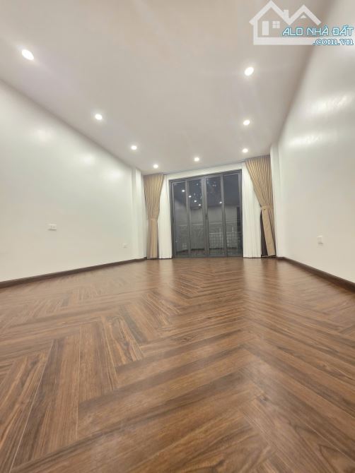 Bán nhà riêng phố Hoàng Quốc Việt, 54m², 6 tầng thang máy, đường 11m, KD, nhỉnh 26 tỷ,