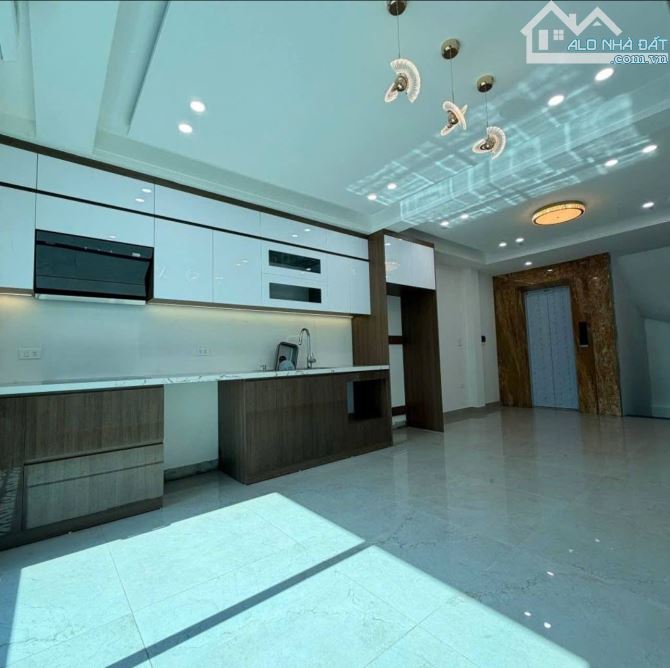 Nhà mới 40m2*7T- 18.8 tỷ- Gara thang máy- Ngõ thông 30m ra mặt phố Hoàng Văn Thái