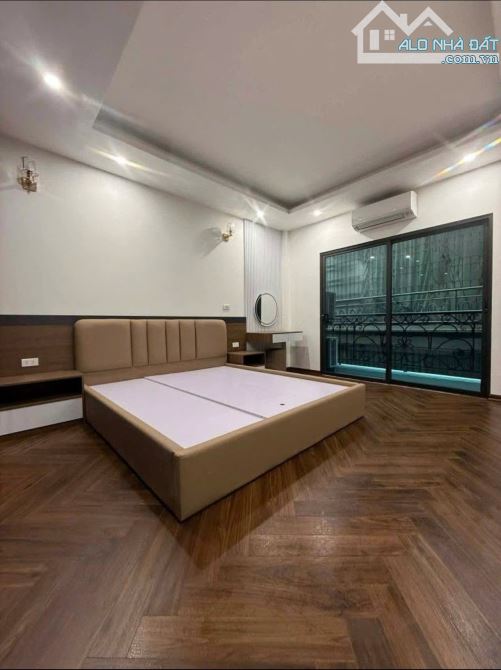 Nhà mới 40m2*7T- 18.8 tỷ- Gara thang máy- Ngõ thông 30m ra mặt phố Hoàng Văn Thái