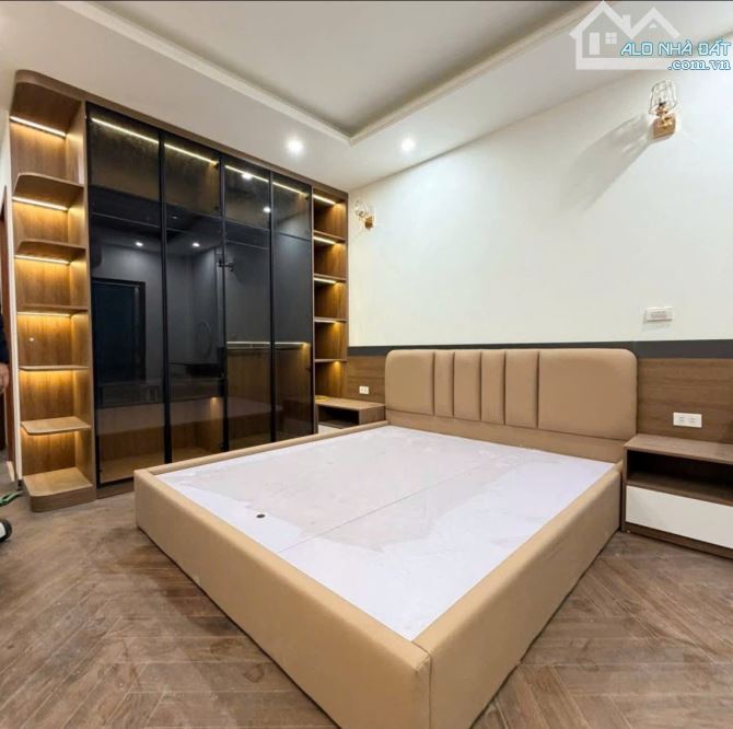 Nhà mới 40m2*7T- 18.8 tỷ- Gara thang máy- Ngõ thông 30m ra mặt phố Hoàng Văn Thái