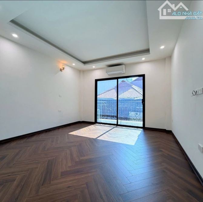 Nhà mới 40m2*7T- 18.8 tỷ- Gara thang máy- Ngõ thông 30m ra mặt phố Hoàng Văn Thái