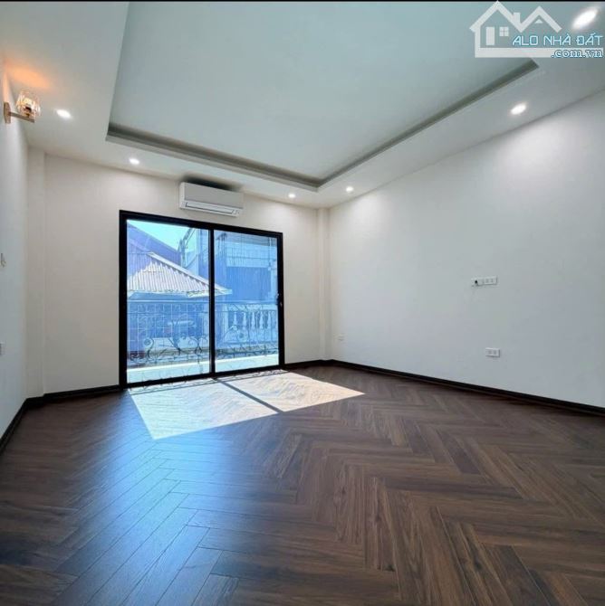 Nhà mới 40m2*7T- 18.8 tỷ- Gara thang máy- Ngõ thông 30m ra mặt phố Hoàng Văn Thái