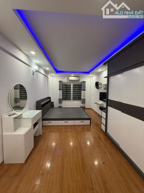 Cc bán nhà Lĩnh Nam Hoàng Mai, 30m, 5t, 3n, vị trí cách ô tô mấy mét nhà kiên cố không quy