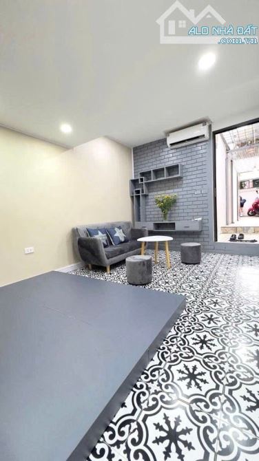 Bán tập thể tầng 1 phố Thái Thịnh 50m2 căn 2 ngủ có sân để xe riêng, oto đỗ cửa TT Đống Đa