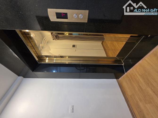 CẦN BÁN TÒA CĂN HỘ DỊCH VỤ CAO CẤP TẠI PHỐ LẠC LONG QUÂN, DT 79M, 7 TẦNG, GIÁ 28 TỶ