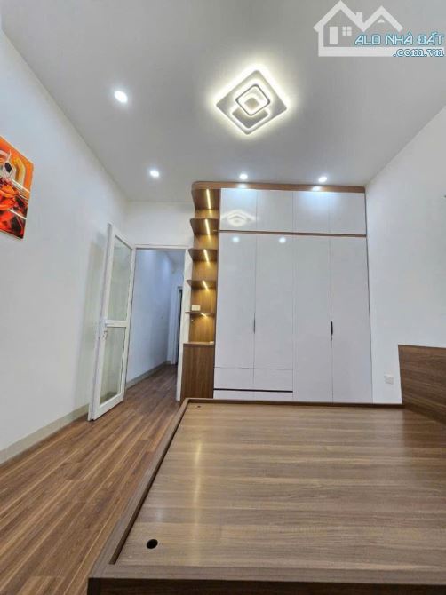 Bán nhà Kim Giang, Thanh Xuân, dt: 40m2, giá: 8.9 tỷ, 5 tầng, mt: 4m, 6 ngủ, cách ô tô 30m