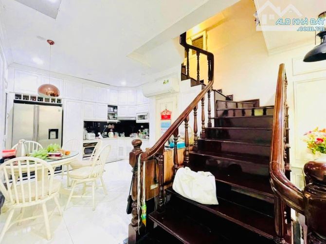 PHỐ THÁI HÀ - LÕI ĐỐNG ĐA - NHÀ ĐẸP - TẶNG NỘI THẪT - Ô TÔ 4 CHỖ ĐỖ CỔNG - SÂN CỔNG RIÊNG