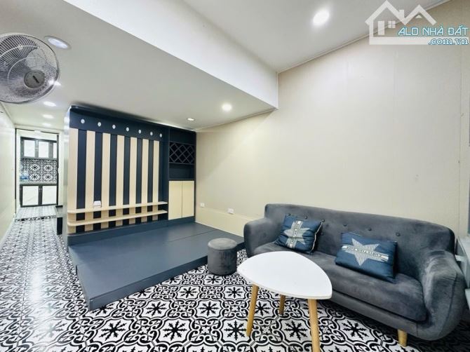 Bán tập thể tầng 1 phố Thái Thịnh 50m2 căn 2 ngủ có sân để xe riêng, oto đỗ cửa TT Đống Đa