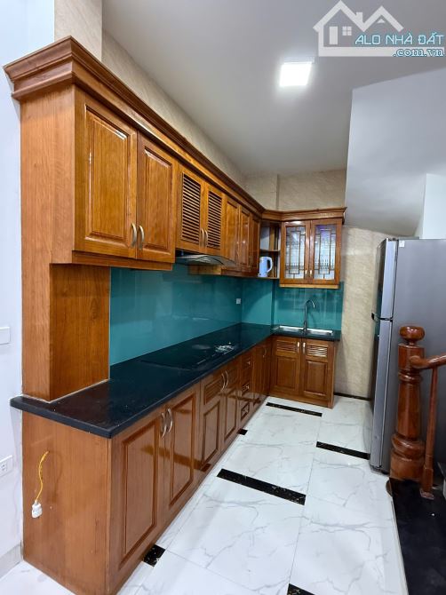 Cc bán nhà Lĩnh Nam Hoàng Mai, 30m, 5t, 3n, vị trí cách ô tô mấy mét nhà kiên cố không quy