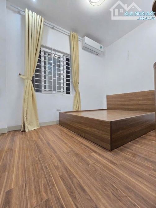 Bán nhà Kim Giang, Thanh Xuân, dt: 40m2, giá: 8.9 tỷ, 5 tầng, mt: 4m, 6 ngủ, cách ô tô 30m