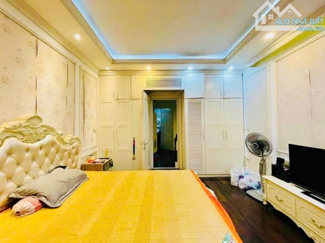 PHỐ THÁI HÀ - LÕI ĐỐNG ĐA - NHÀ ĐẸP - TẶNG NỘI THẪT - Ô TÔ 4 CHỖ ĐỖ CỔNG - SÂN CỔNG RIÊNG