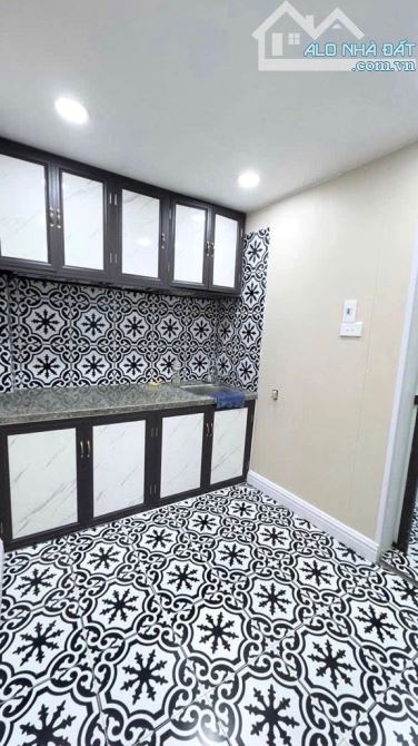 Bán tập thể tầng 1 phố Thái Thịnh 50m2 căn 2 ngủ có sân để xe riêng, oto đỗ cửa TT Đống Đa