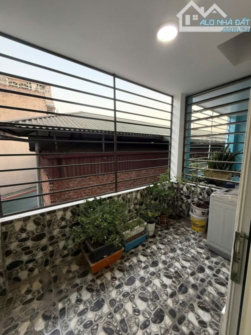 Cc bán nhà Lĩnh Nam Hoàng Mai, 30m, 5t, 3n, vị trí cách ô tô mấy mét nhà kiên cố không quy